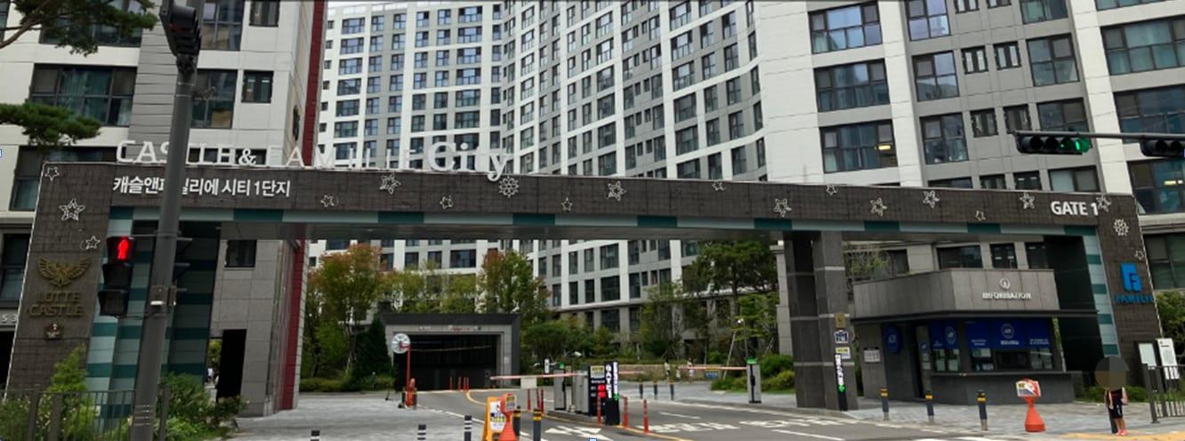 김포 캐슬앤파밀리에시티 1단지 — 아파트 문주의 별·눈꽃 장식(주간)