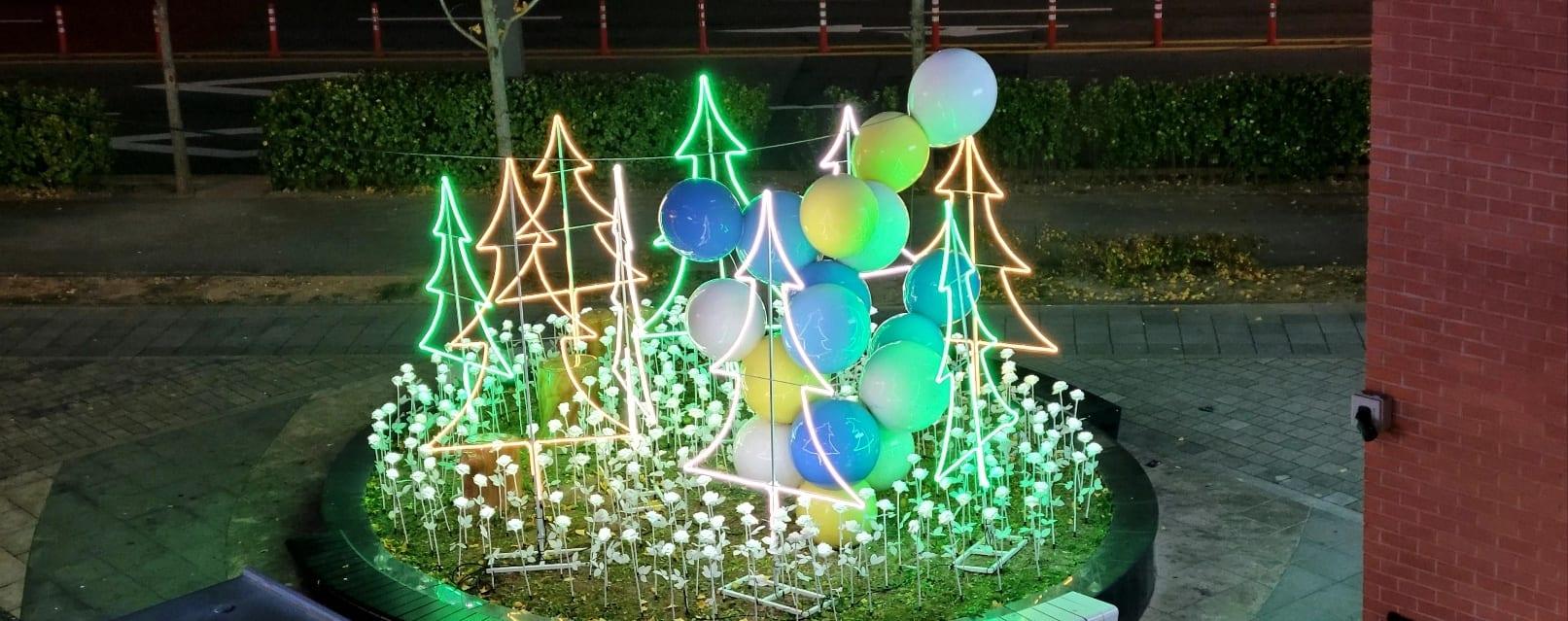 동탄 앨리스빌 8m·5m 트리 — 네온 트리와 풍선 장식 화단
