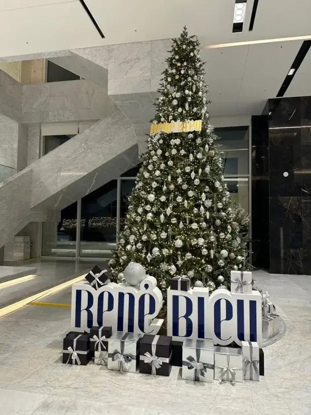 고성 르네블루 바이워커힐 — René Bleu 글자 장식과 로비 트리