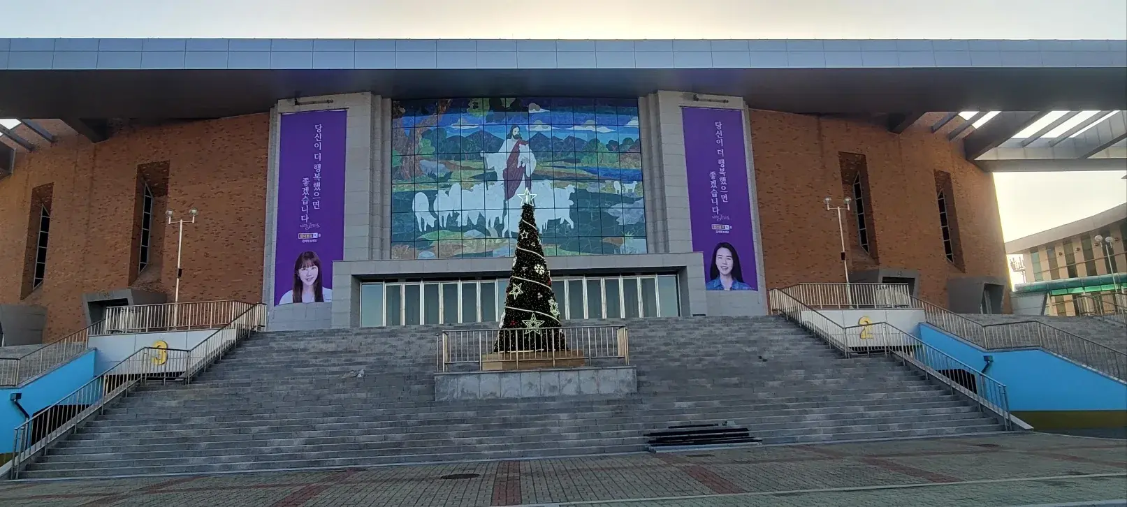 논산훈련소 (국내 최초) — 강당 정면과 트리