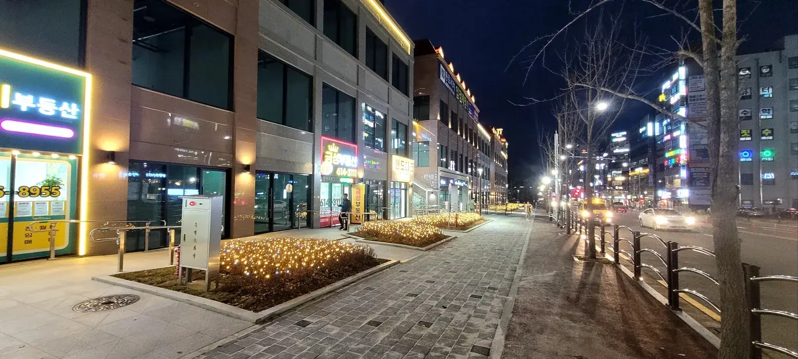 대구 테크노폴리스 — 상가 앞 화단 전구 조명