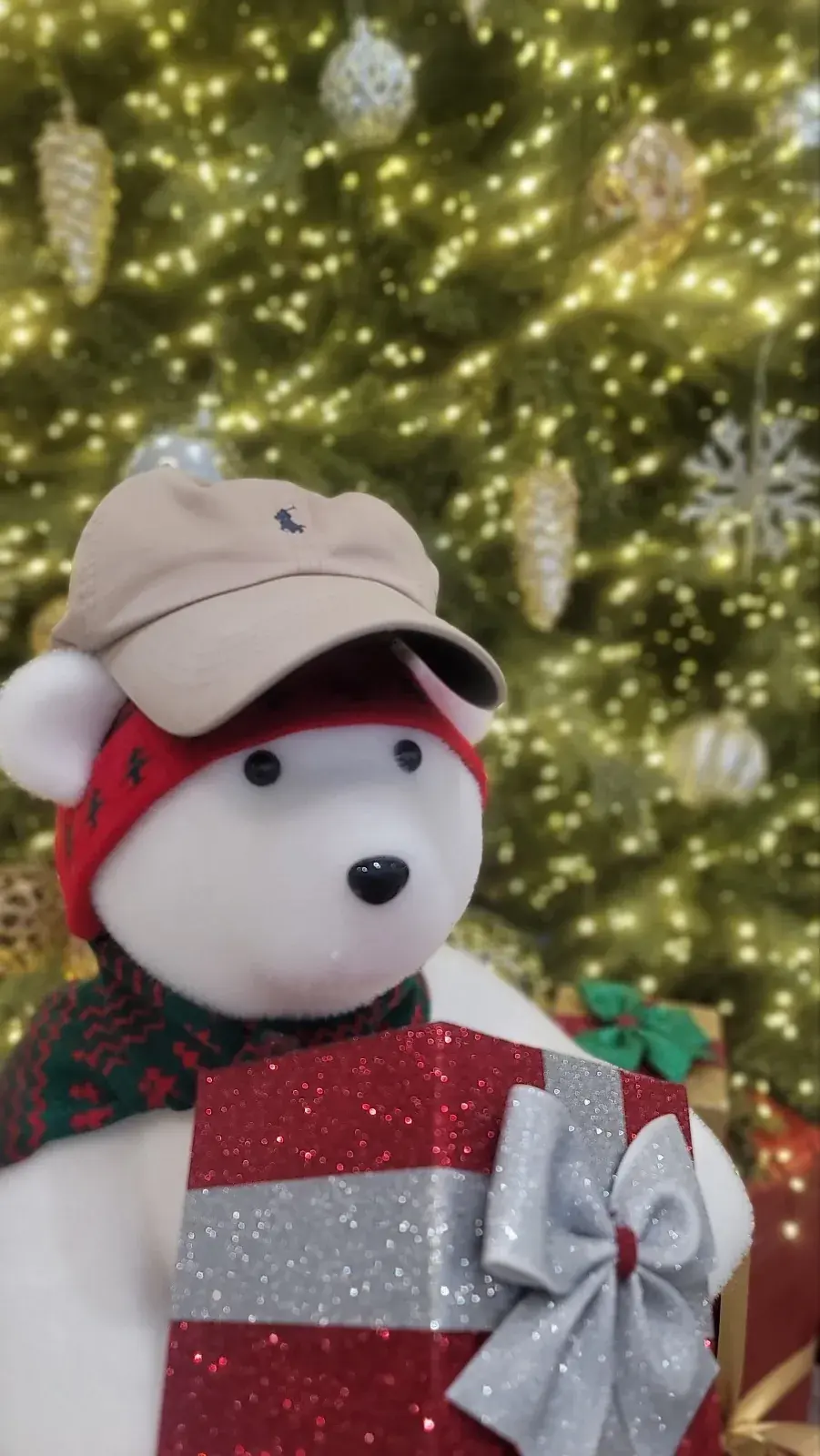 KFT 로비 트리 연출 — 곰 인형과 트리 장식 디테일