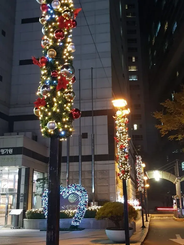 국제전자센터 — 오너먼트 감은 가로등 기둥