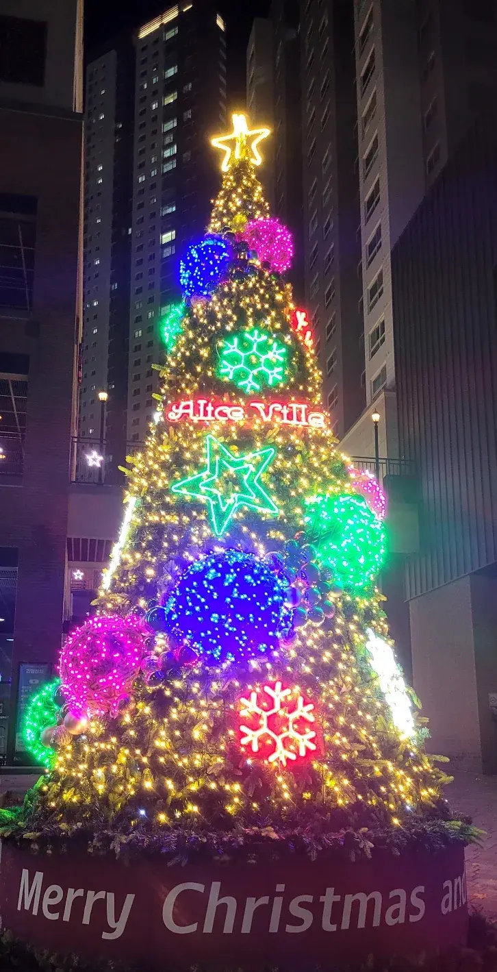 동탄 앨리스빌 8m·5m 트리 — 컬러 볼 장식 5m 트리