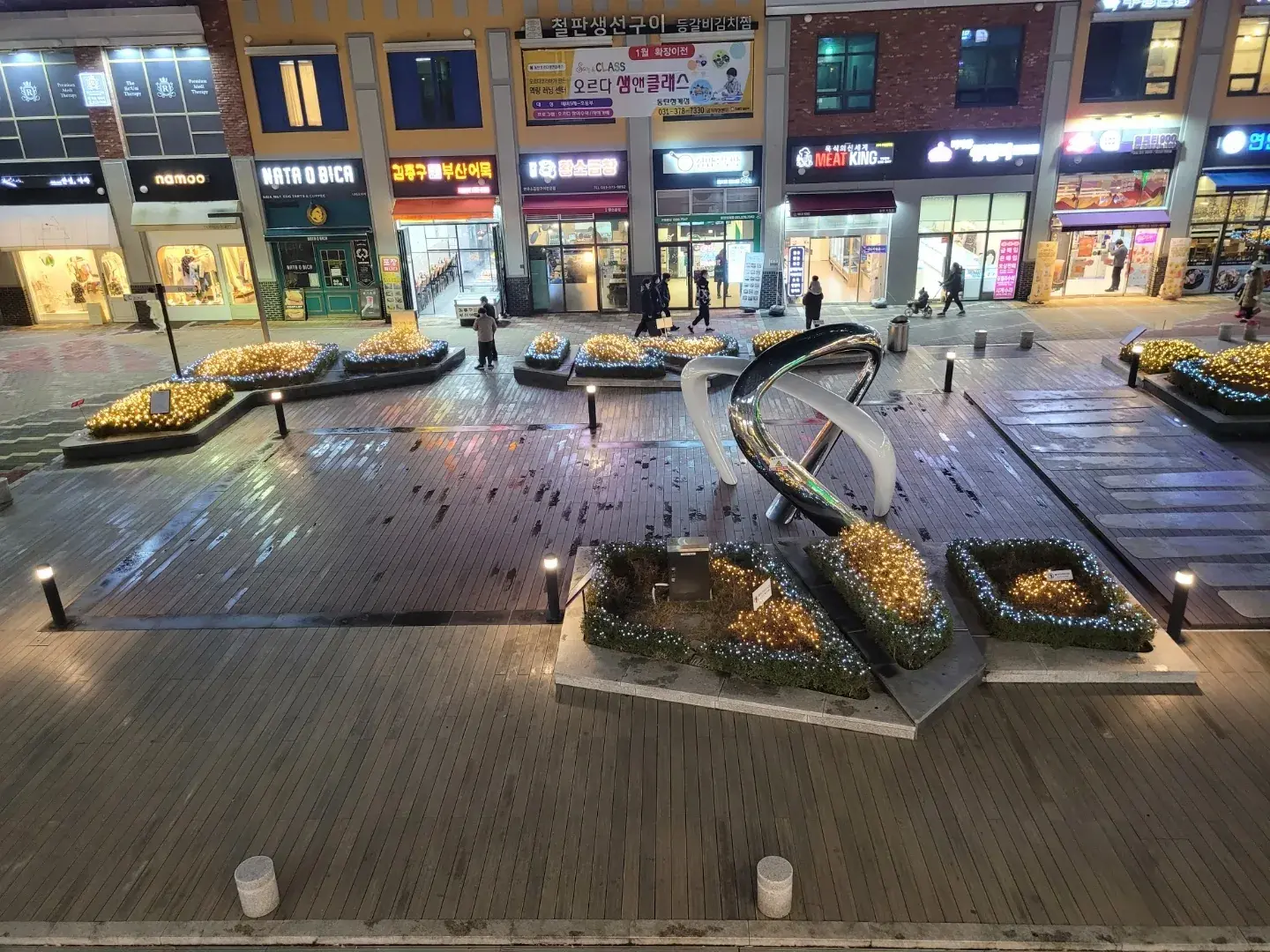 동탄 카림애비뉴 1차 — 반대편에서 본 광장 화단