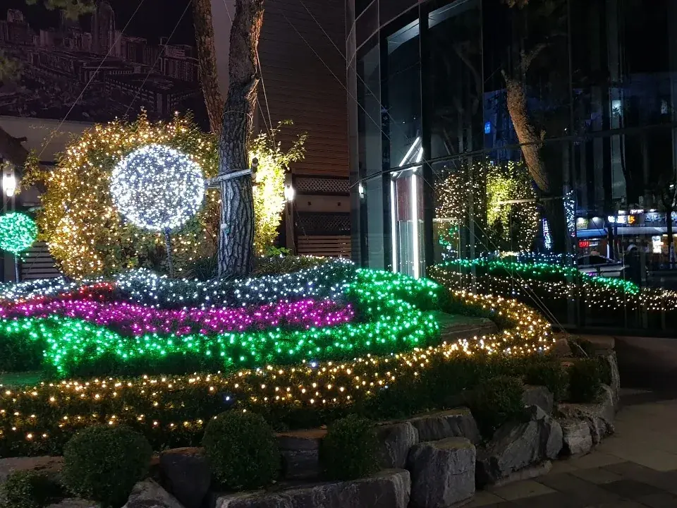 국제전자센터 — 화단 컬러 LED와 대형 볼