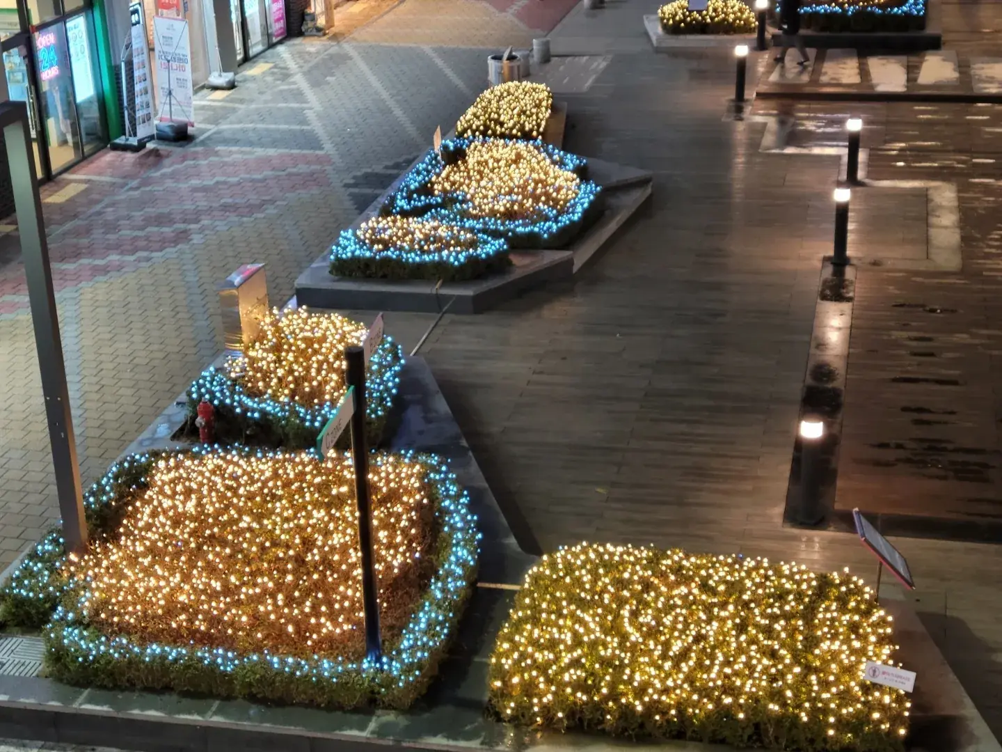동탄 카림애비뉴 1차 — 블루 테두리 화단 웜 조명