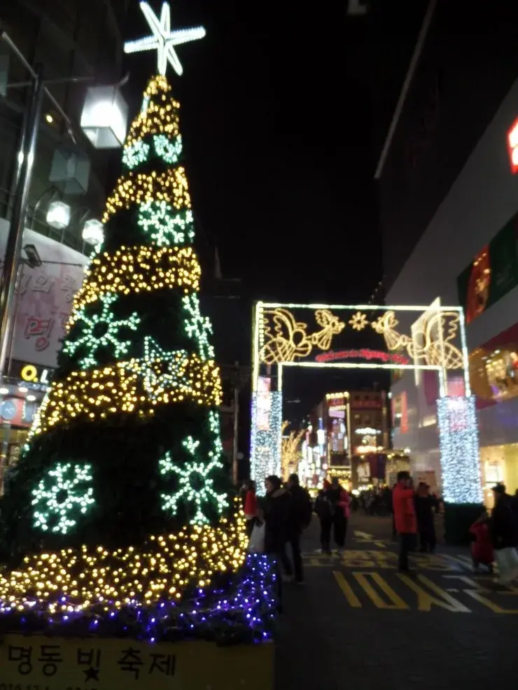 2016 명동 빛 축제 — 명동 입구 그린 트리와 천사 아치