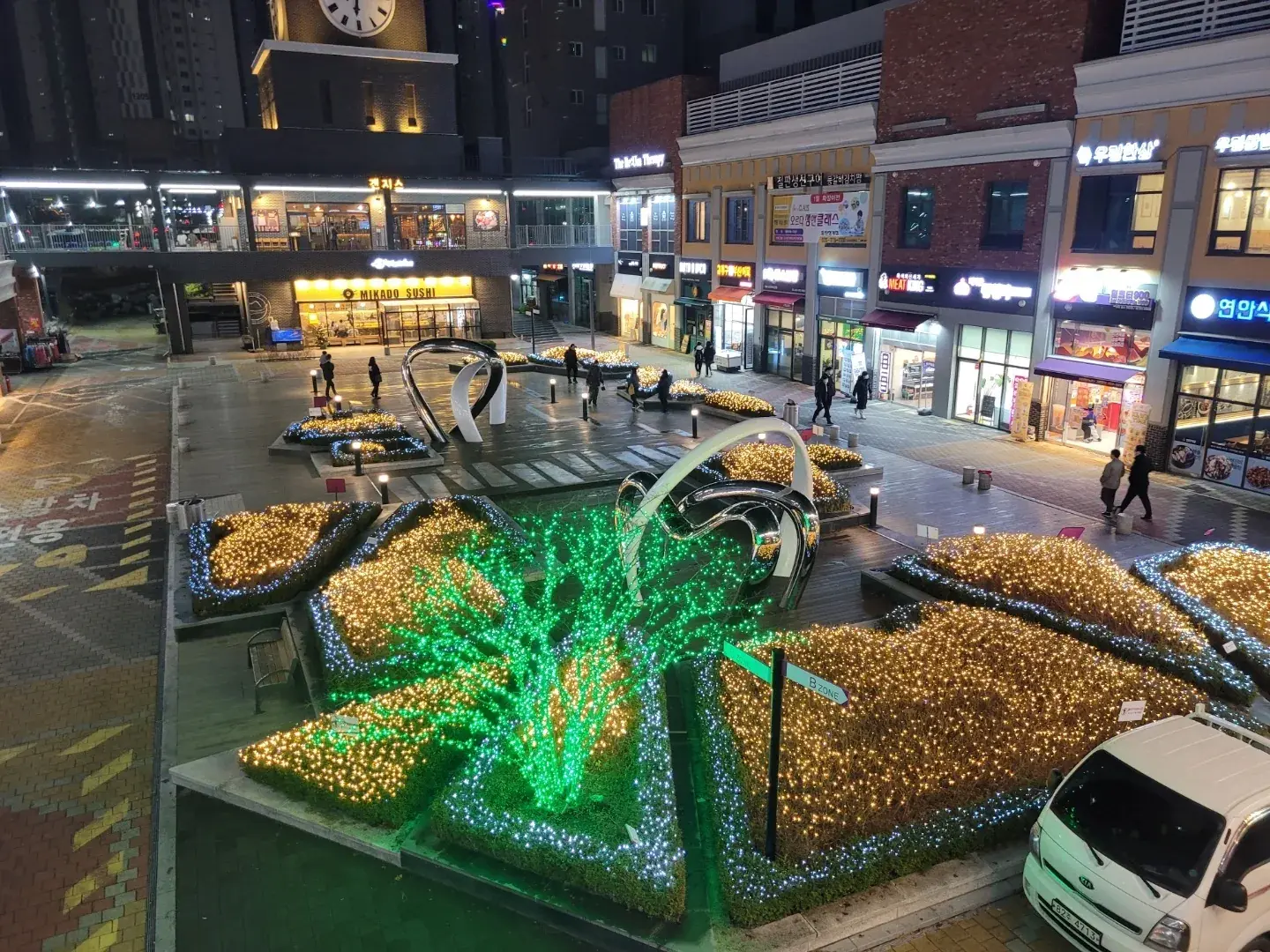 동탄 카림애비뉴 1차 — 그린 수목 조명과 화단 전경
