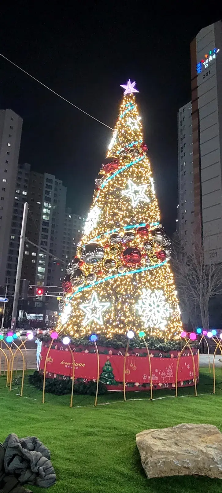 대구 테크노폴리스 — 상가 앞 대형 골드 트리 야경