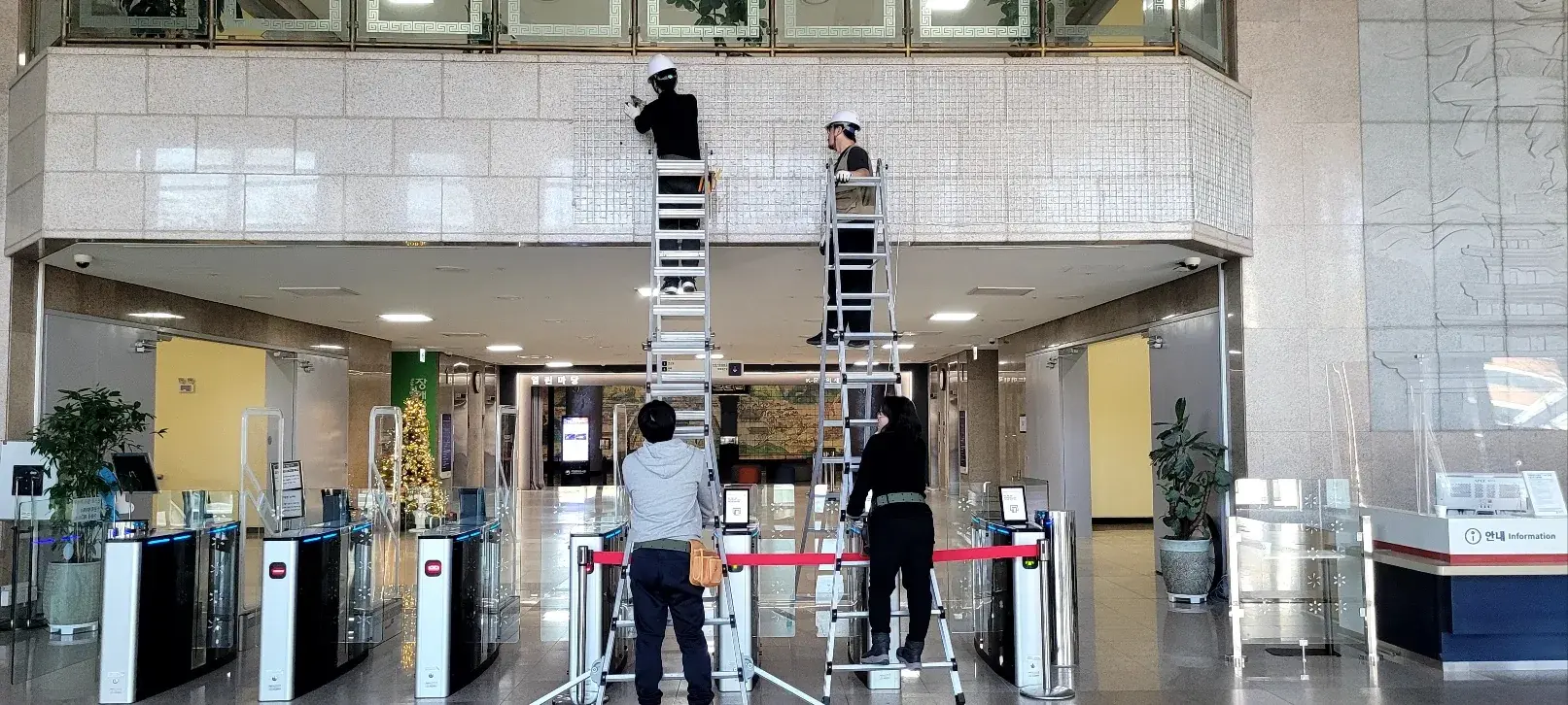 국립도서관 실내트리 — 2층 난간 조명 설치 작업