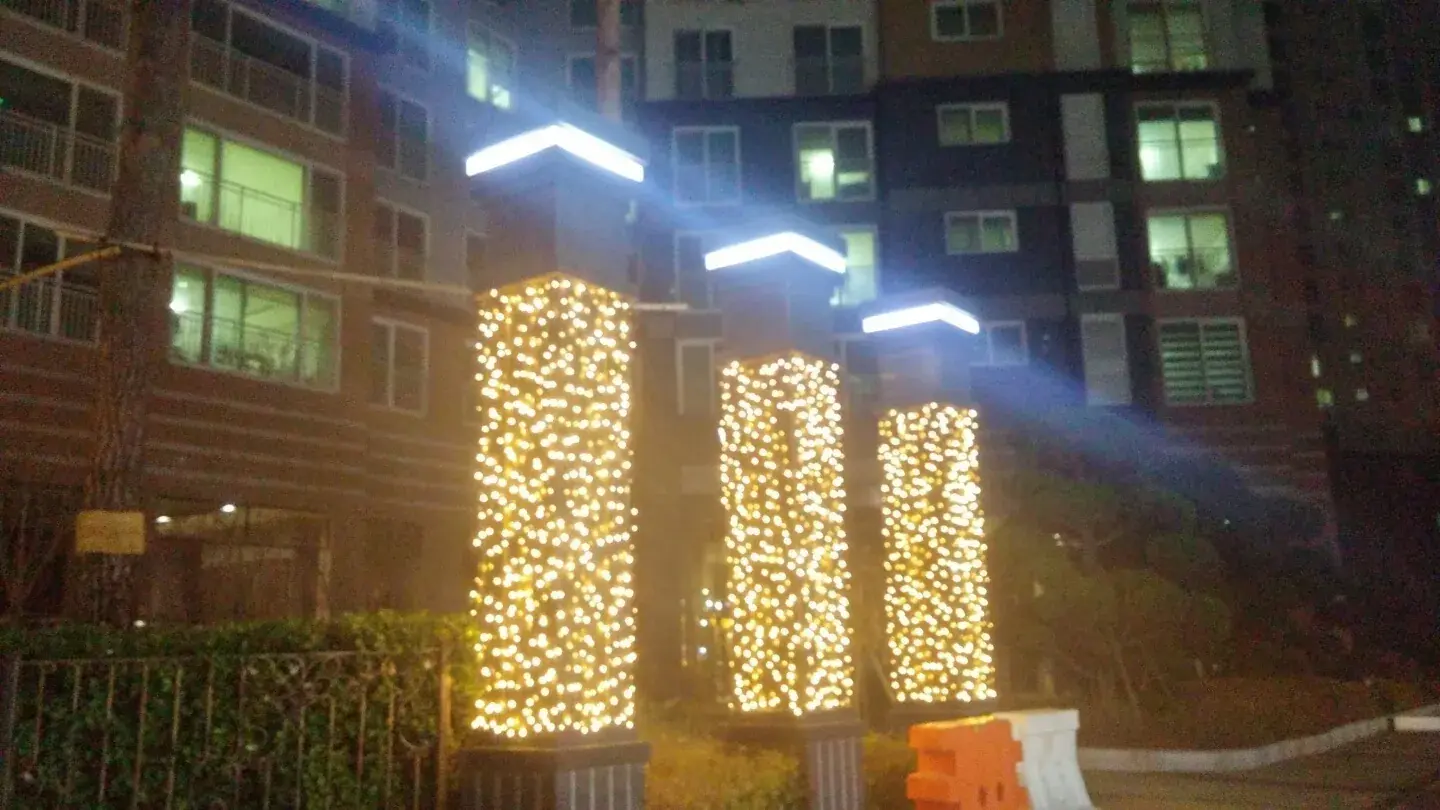 김포 우남퍼스트빌 — 전구로 감싼 단지 기둥 조명