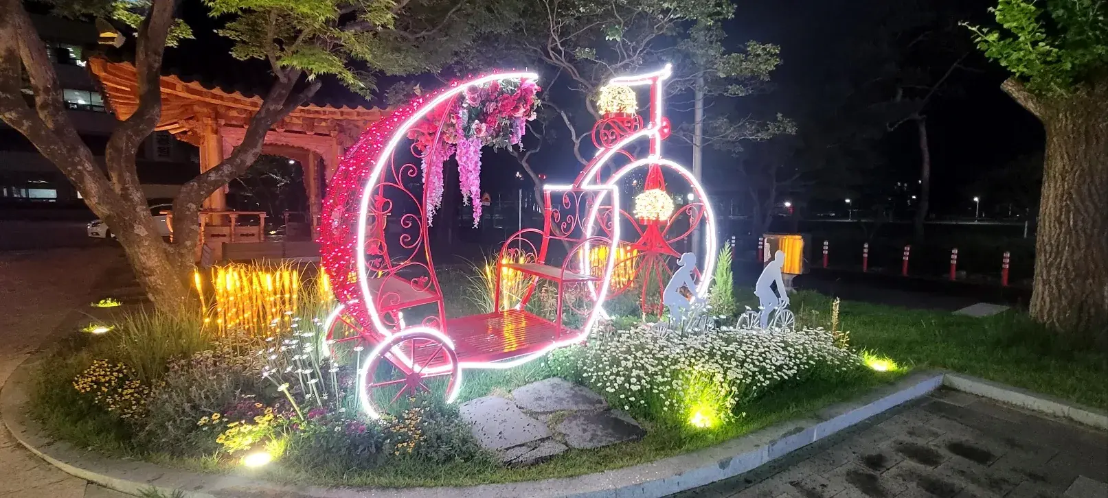 고창 청보리 축제 포토존 — 꽃 장식 대형 자전거 포토존