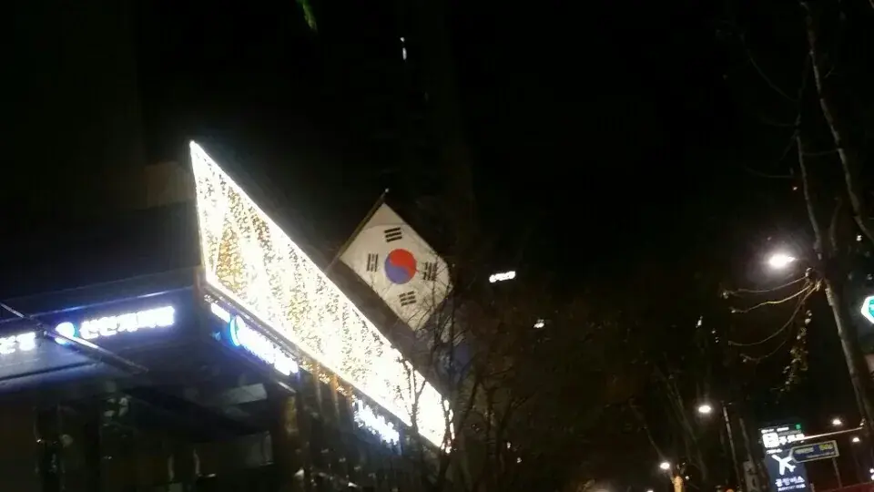 건물 입구 캐노피 별빛 장식 — 사선으로 본 캐노피 별빛 장식