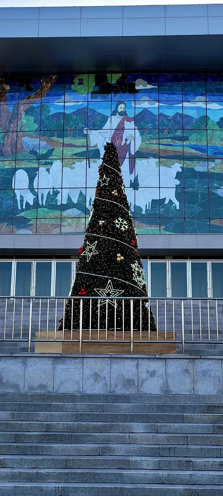 논산훈련소 (국내 최초) — 모자이크 벽화 앞 트리 전경