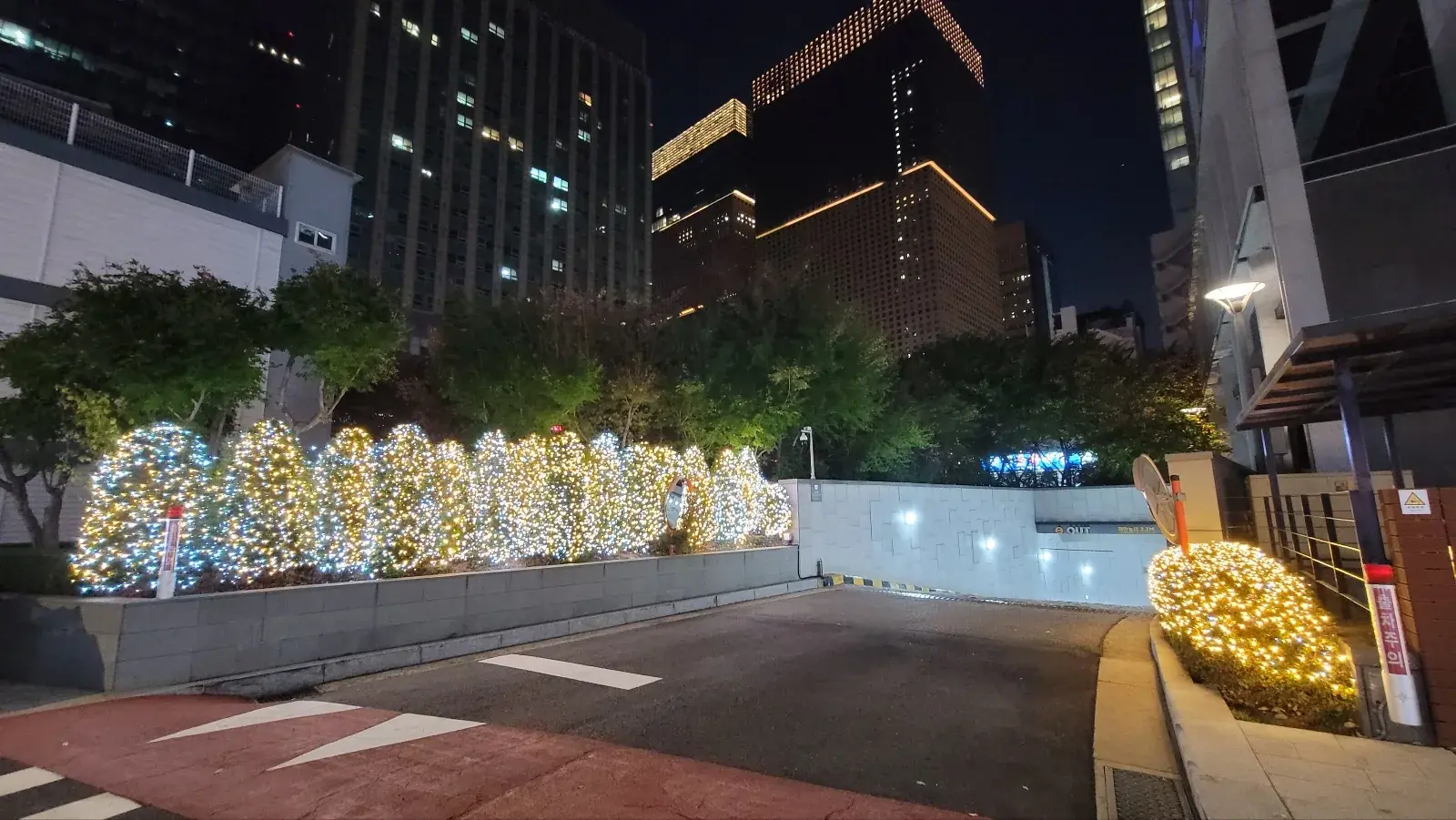 라이나타워 — 진입로를 따라 이은 화단 조명
