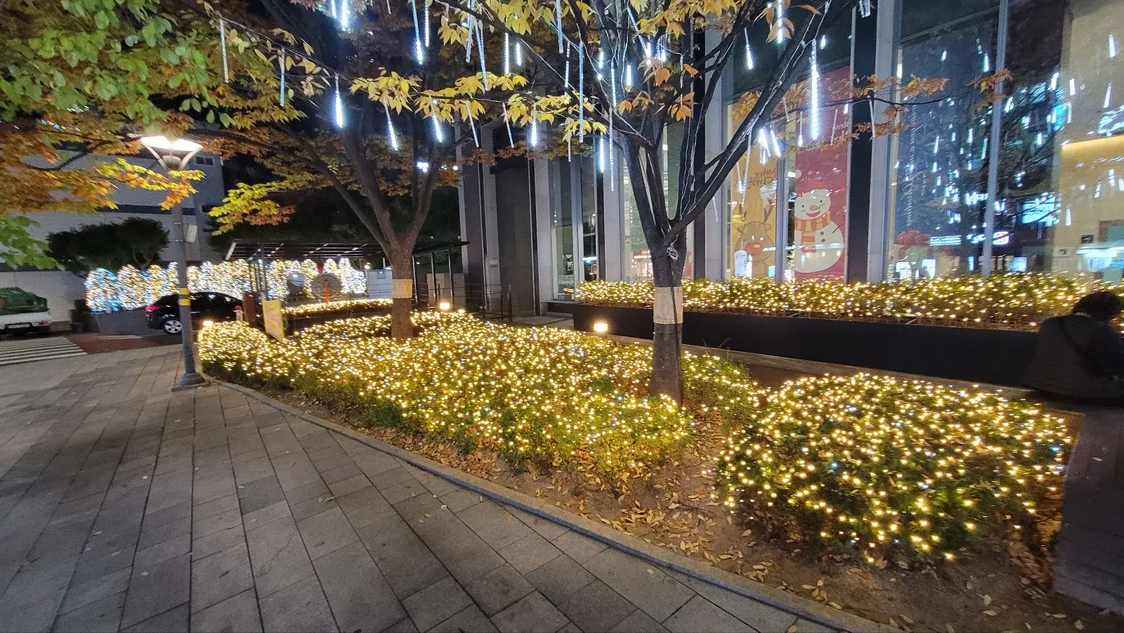 라이나타워 — 화단 관목 웜화이트 조명