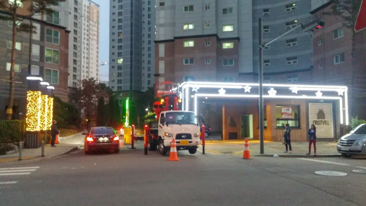김포 우남퍼스트빌 — 해 질 녘 단지 진입로 전경